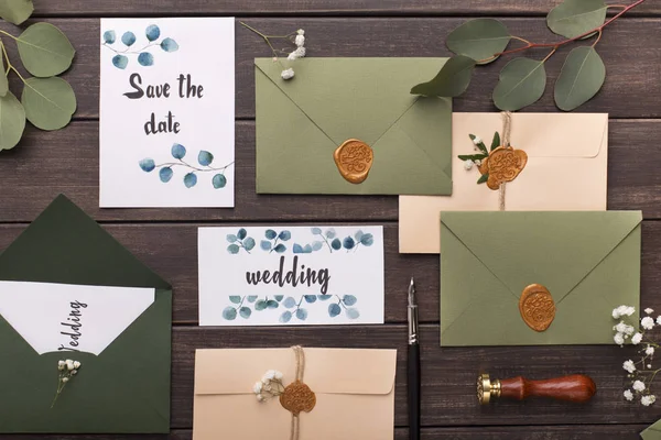 Envelopes modernos elegantes com convites de casamento criativos — Fotografia de Stock