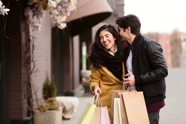 Ziek kopen. Gelukkig paar samen winkelen — Stockfoto