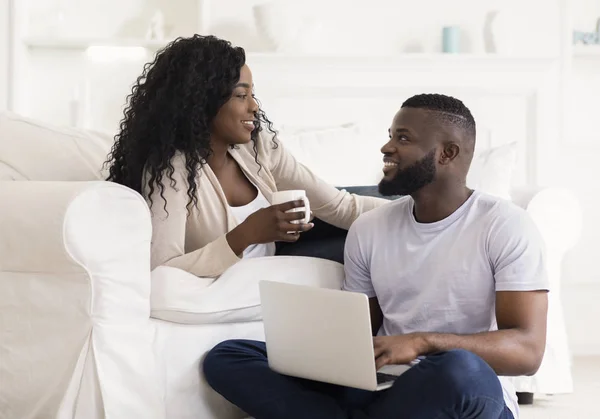 Glückliches afrikanisch-amerikanisches Paar verbringt Wochenende zu Hause — Stockfoto