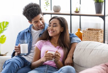 Gençler Birlikte Vakit Geçiriyor, Evde Kahve İçen