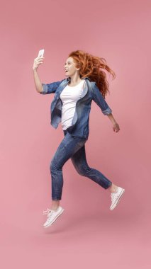 Millennial Redhead Kız Atlama Ve Telefon Kullanma,