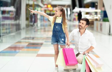 Alışveriş merkezinde babasıyla yürürken vitrini işaret eden kız