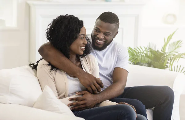 Millennial couple having fun at home, enjoying weekend together — Stock Photo, Image