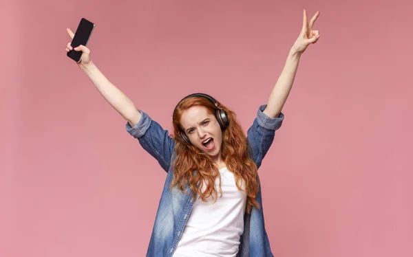 Positif millénial rousse fille profiter de écouter de la musique sur smartphone — Photo
