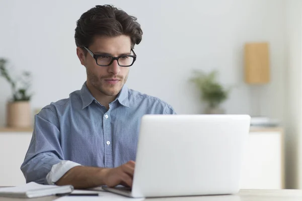 Serieuze zakenman werkt bij laptop in kantoor — Stockfoto