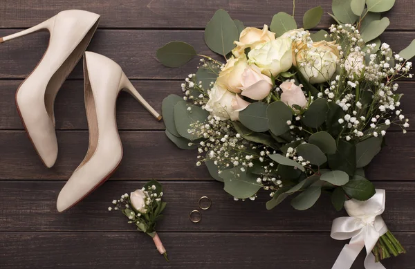 Bruiloft accessoires voor bruid op houten vloer — Stockfoto