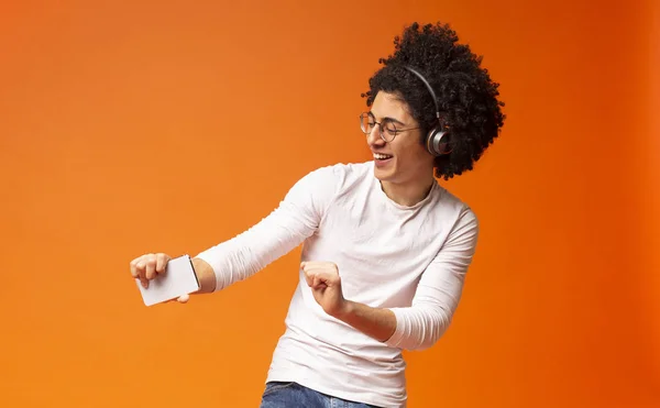 Actif insouciant mec noir dans les écouteurs sans fil profiter de la musique — Photo