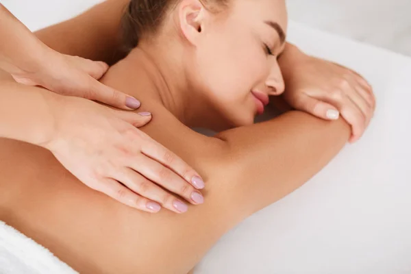 Duizendjarige vrouw ontvangen schoudermassage in de Spa — Stockfoto