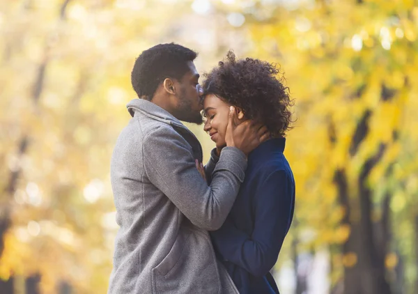 Amoroso cara negro ternamente beijando sua testa mulher — Fotografia de Stock