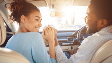 Çift birbirlerine arabaya