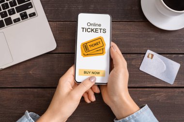 Kadın Ellerde Akıllı Telefon Ekranından Online Bilet Satın Alma Başvurusu
