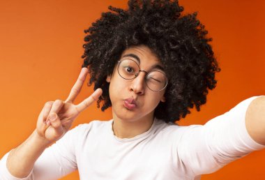 Bin yıllık adam komik selfie yapıyor, kamerada kandırıyor