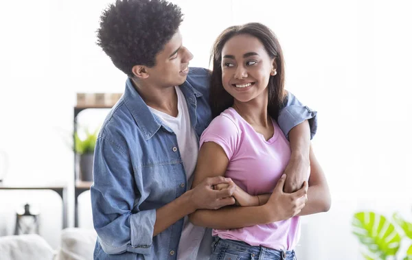 Pareja adolescente enamorada teniendo momentos tiernos románticos en casa — Foto de Stock