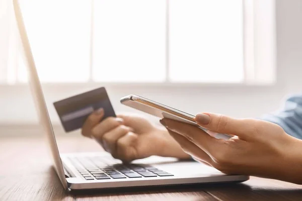 Νέοι επιχειρηματίας κράτηση εισιτηρίων online χρησιμοποιώντας smartphone και πιστωτική κάρτα. — Φωτογραφία Αρχείου