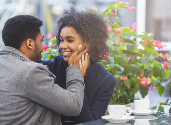 Pareja africana enamorada diciéndose unas palabras de amor —  Fotos de Stock