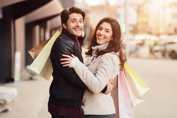 Concepto de consumismo. Pareja amorosa con bolsas de compras —  Fotos de Stock
