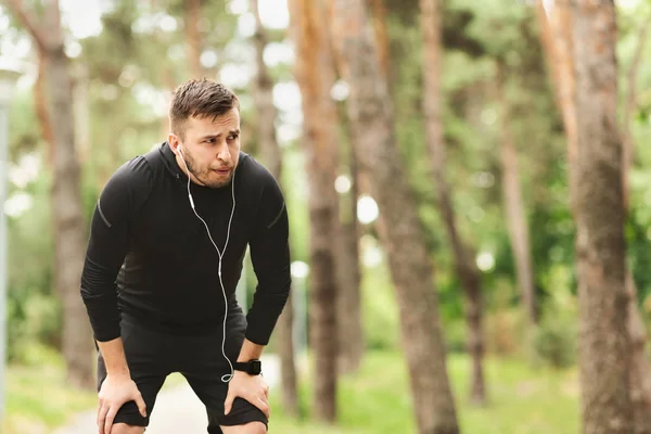Unavené jogger dýchání, v parku se Rozběhni — Stock fotografie