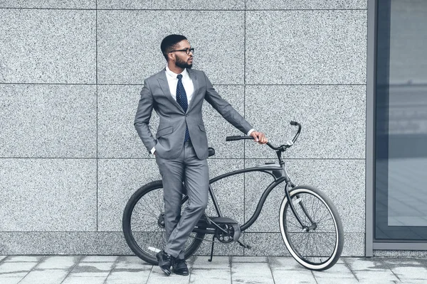사무실 건물 근처에서 자전거를 들고 서 있는 젊은 사업가 — 스톡 사진