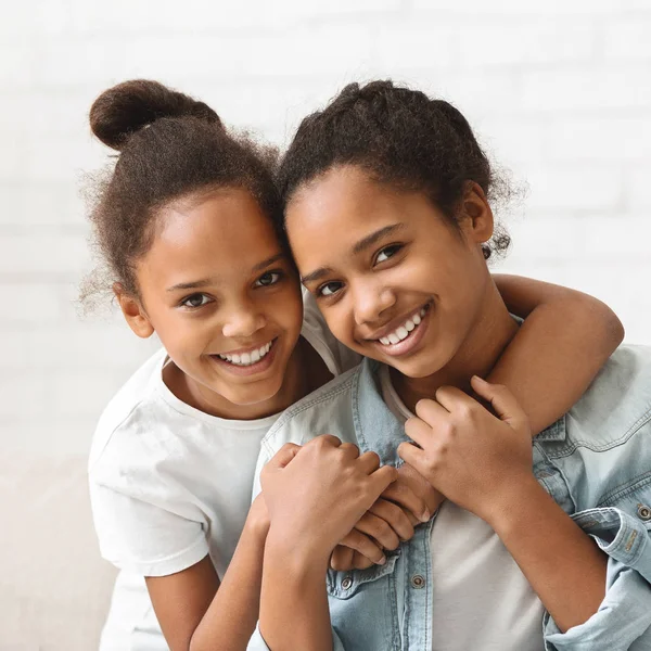 Retrato de dos hermanas africanas sonrientes sobre fondo blanco — Foto de Stock