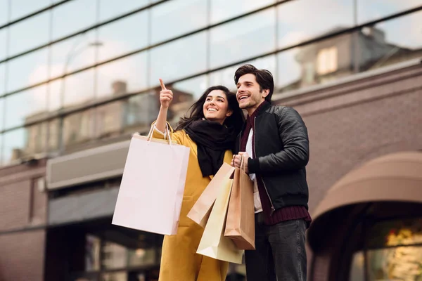 Vackra par shopping tillsammans i staden — Stockfoto