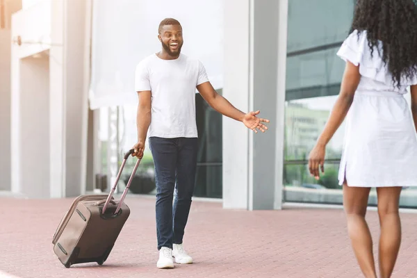 Mujer joven conociendo a su novio feliz después de una larga separación — Foto de Stock