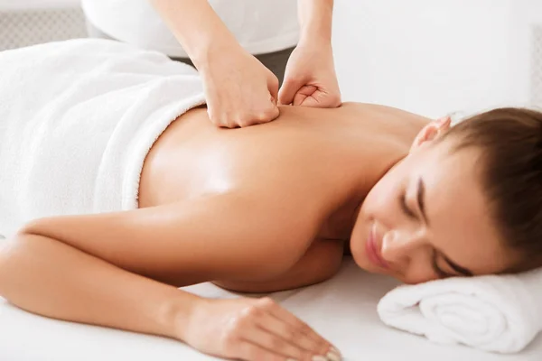 Trattamento del corpo. Ragazza ottenere indietro massaggio da fisioterapista — Foto Stock