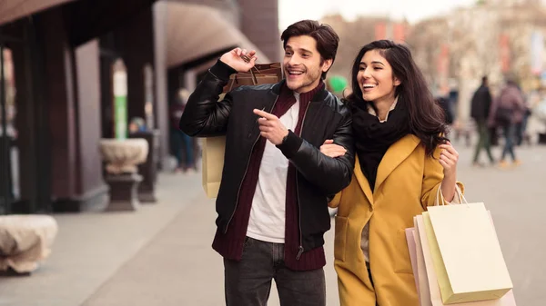 Couple looking at fashion stores window, shopping together — Stock Photo, Image