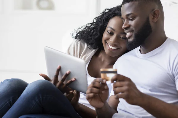 Afro paar aankoop van goederen in Internet met digitale Tablet — Stockfoto