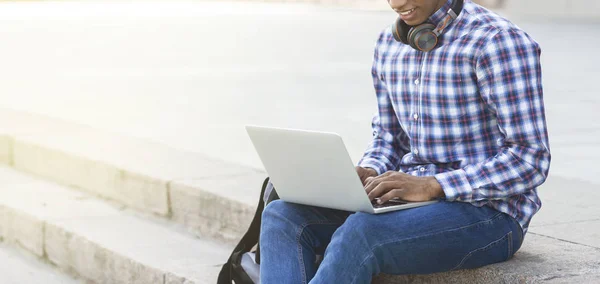 Jovem preto cara usando laptop enquanto sentado ao ar livre — Fotografia de Stock