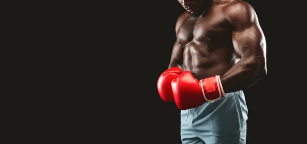 Brazos fuertes del boxeador profesional afroamericano — Foto de Stock
