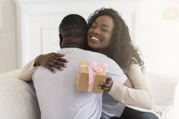 Loving wife tenderly embracing husband, thanking for romantic present — Stock Photo, Image