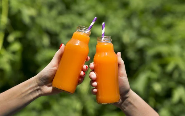 Été jus d'orange savoureux et rafraîchissant avec de la paille — Photo