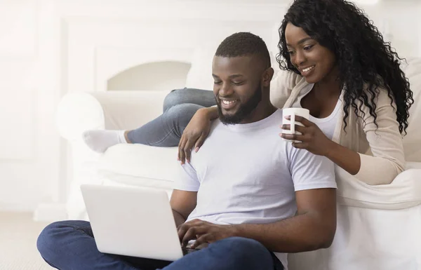 Paar entspannt mit Laptop und Kaffee, genießt Wochenende zu Hause — Stockfoto