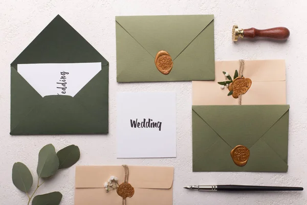 Sobres de boda coloridos con texto de invitación creativa —  Fotos de Stock