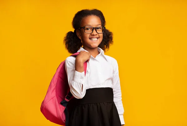 Афроамериканская школьница, держа рюкзак в руках — стоковое фото