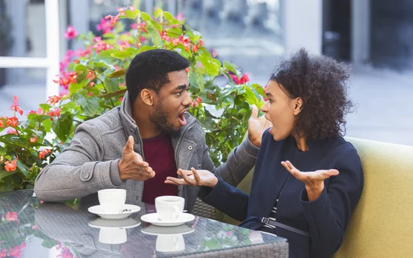 カフェでデートしながら戦う若いカップル — ストック写真