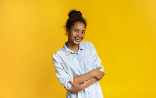 Beautiful teen girl posing to camera with folded arms — Stock Photo, Image