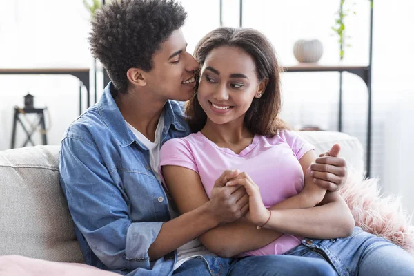 Whispering om kärlek. Romantiska tonåringar njuter dejt hemma — Stockfoto
