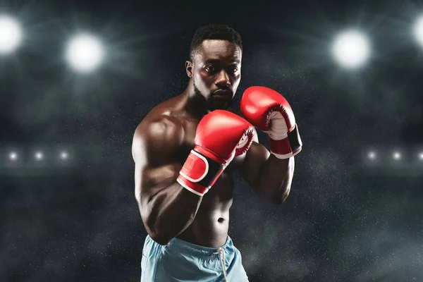 Confiado boxeador africano de pie en pose y listo para luchar —  Fotos de Stock