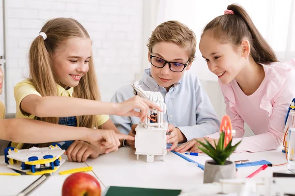 School pupils creating modern robots at stem class — Stockfoto