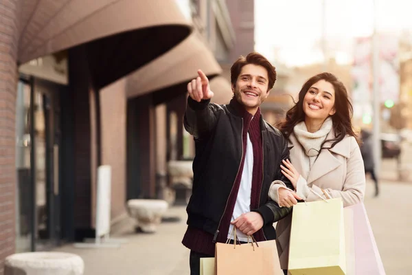 Millennial par gång efter shopping på höstdagen — Stockfoto