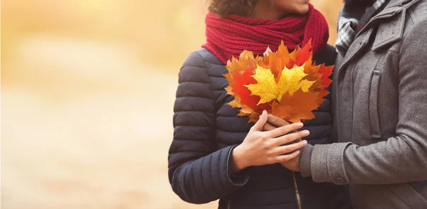 Colori d'autunno. Coppia con mazzo di foglie — Foto Stock