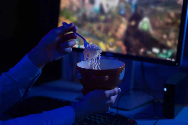 Sopa de fideos en el fondo de la computadora —  Fotos de Stock