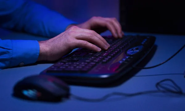 Gamer ativamente pressionando botões no teclado, jogando jogos — Fotografia de Stock