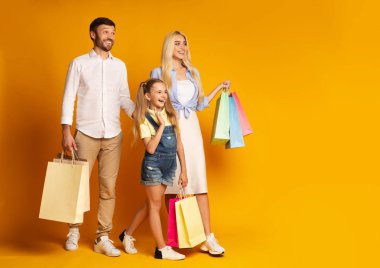 Ebeveynler ve Kızı Yürüyüş Holding Alışveriş Çantaları, Sarı Arka Plan