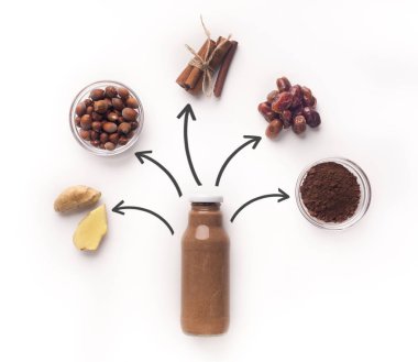 Beyaz üzerinde uçan bileşenleri ile yaratıcı sağlıklı detoks kokteyl