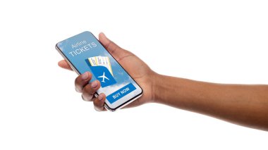 Siyah kadın elinde uçak bileti uygulaması ile Smartphone
