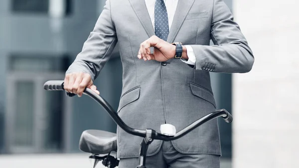 Homem de negócios confiante olhando para seu relógio, indo para o trabalho — Fotografia de Stock