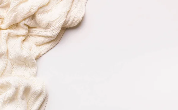 コピースペース付きの白い背景に白い秋の暖かいスカーフ — ストック写真