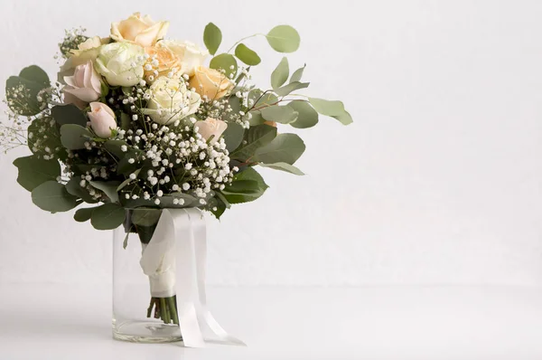 Bruidssuite bruiloft boeket van crème rozen op witte achtergrond — Stockfoto